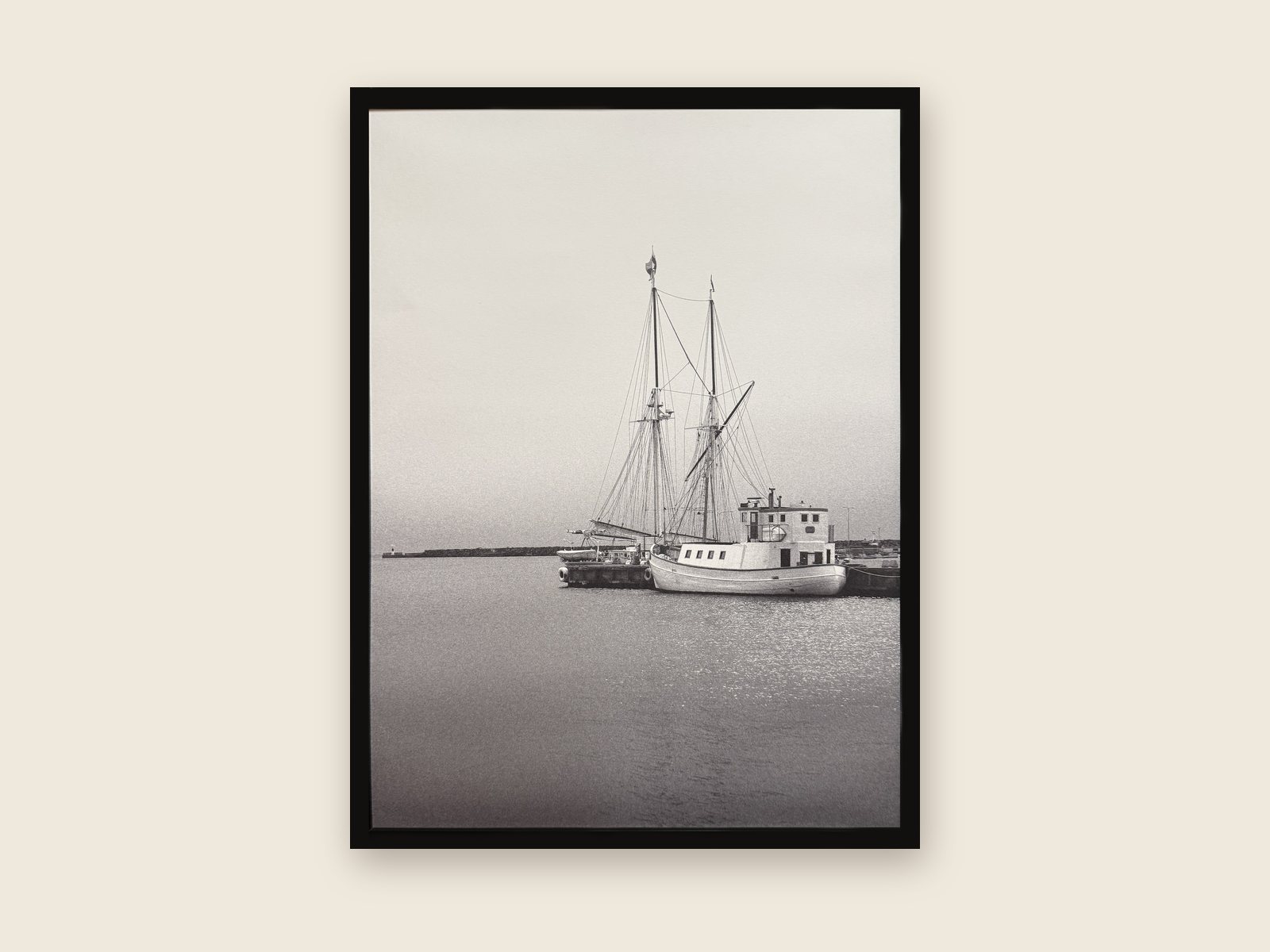 Fartyg i hamn, 70 × 100 cm. Fotografi av Ulf Hinds.