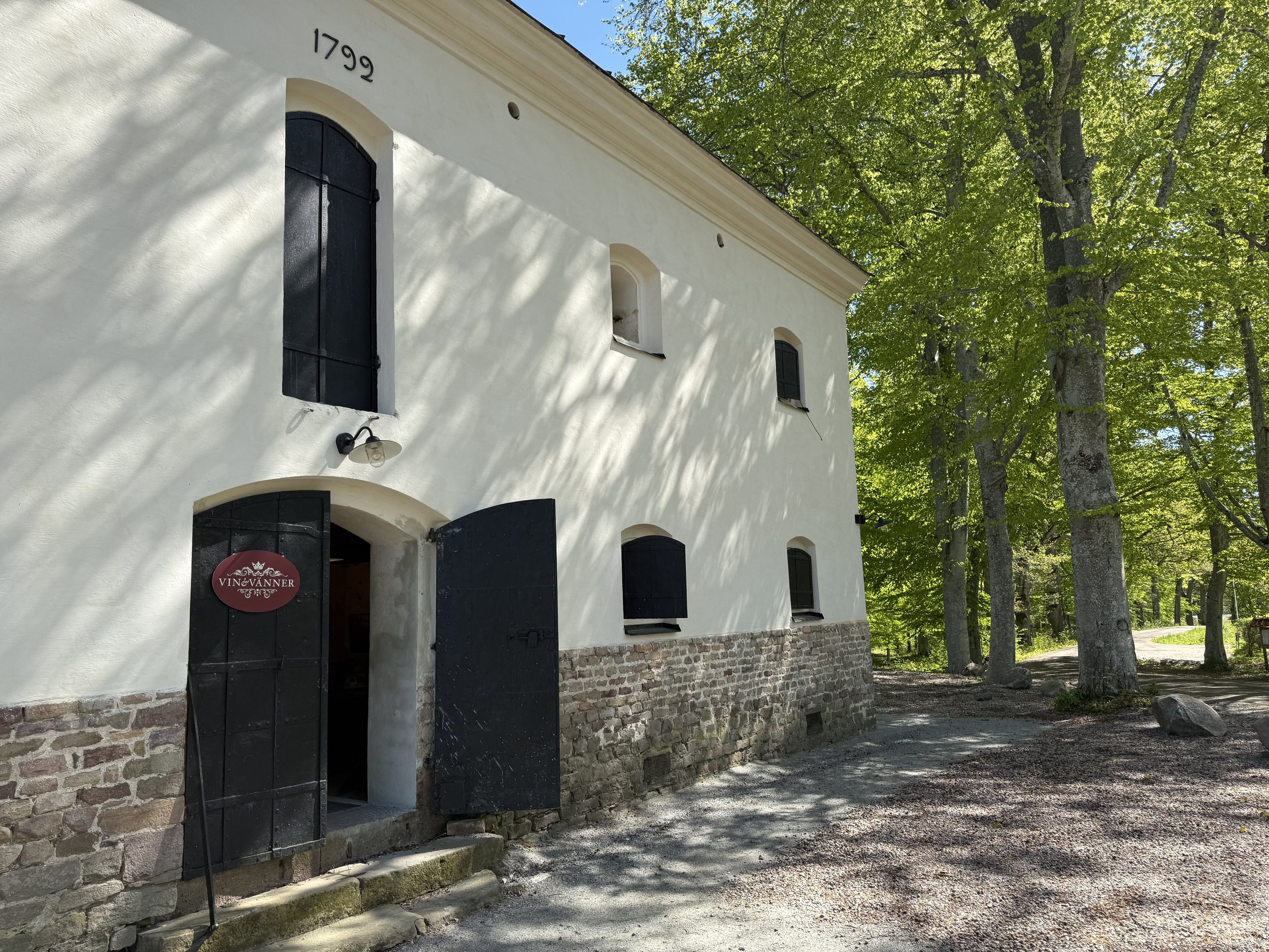 Sädesmagasinet från 1792 — nu hem för Vin & Vänner — Vin & Vänner